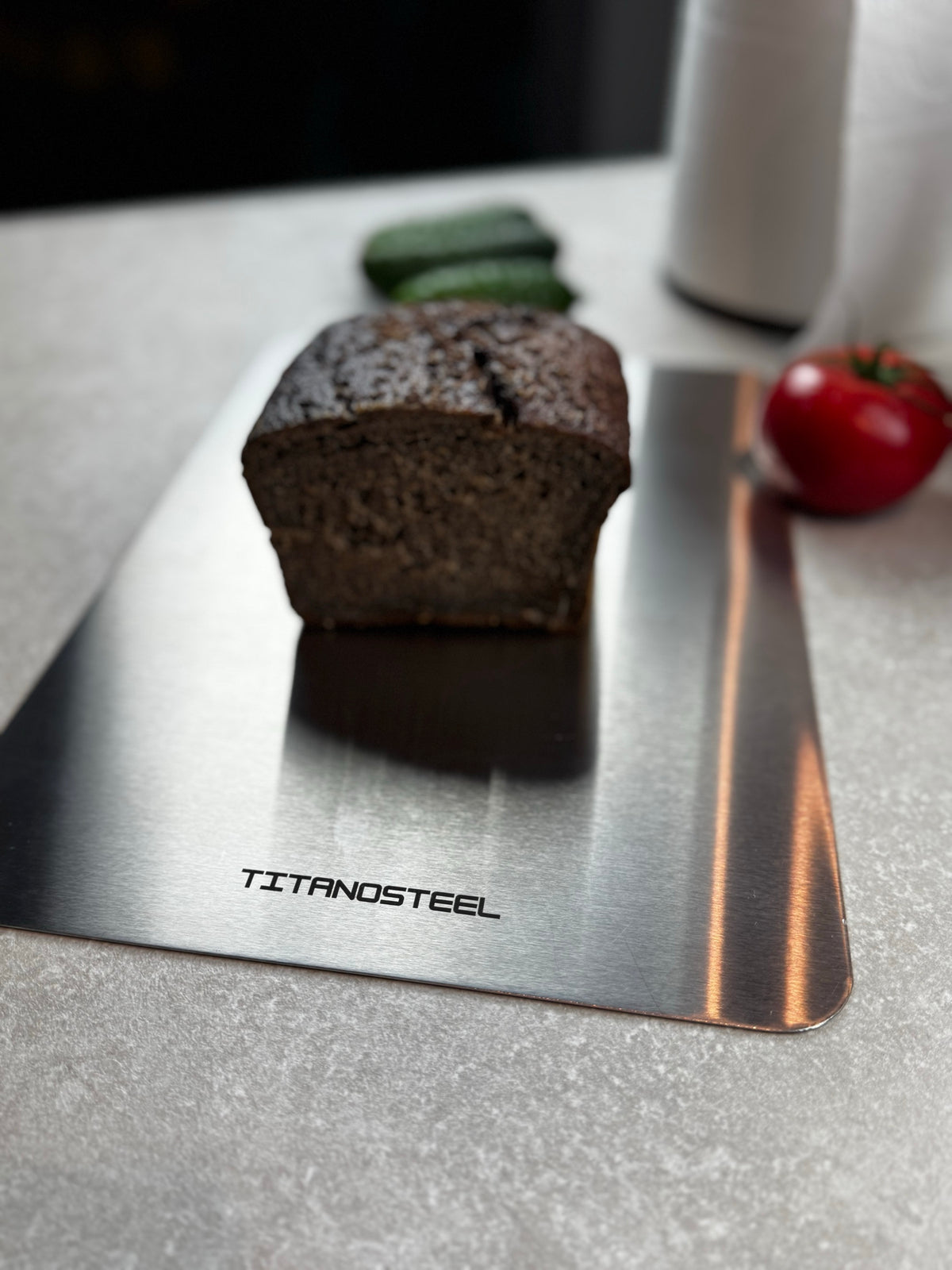 TitanoSteel leikkuulauta ja leipä